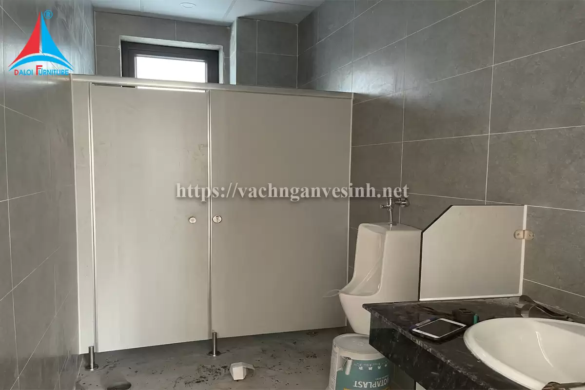 Thi công 130m2 vách ngăn vệ sinh tại nhà máy nhôm Trường Thành