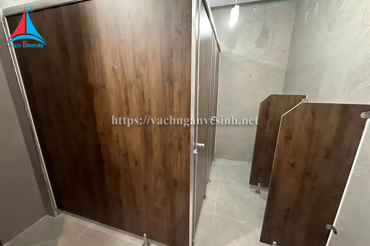 Thi công 220m2 vách ngăn vệ sinh tại tòa nhà 54 Lê Văn Lương