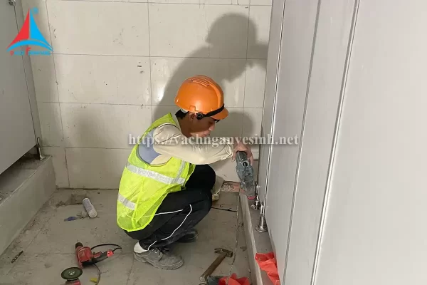 Thi công 350m2 vách ngăn vệ sinh Compact tại công ty xây dựng và kỹ nghệ Intercontinental