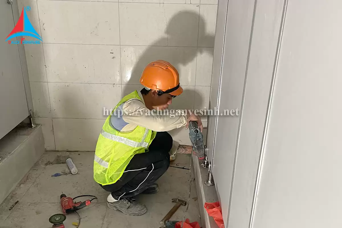 Thi công 350m2 vách ngăn vệ sinh Compact tại công ty xây dựng và kỹ nghệ Intercontinental