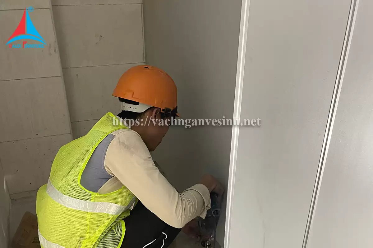 Thi công 350m2 vách ngăn vệ sinh Compact tại công ty xây dựng và kỹ nghệ Intercontinental