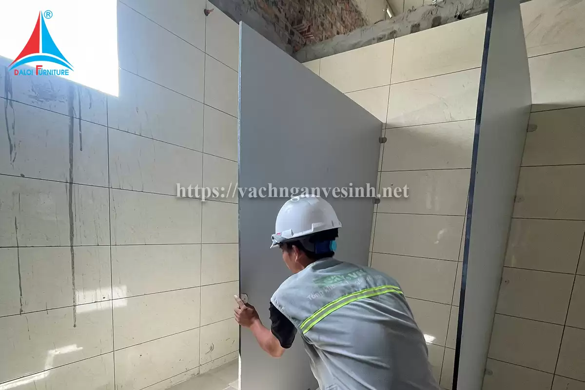 Thi công 350m2 vách ngăn vệ sinh Compact tại công ty xây dựng và kỹ nghệ Intercontinental