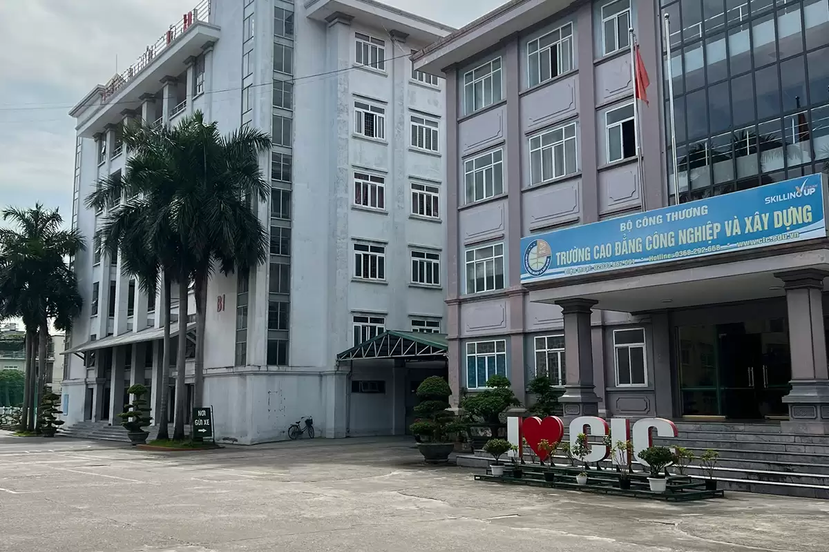 Đa Lợi thi công 230m2 vách ngăn vệ sinh tại trường cao đẳng CIC Quảng Ninh