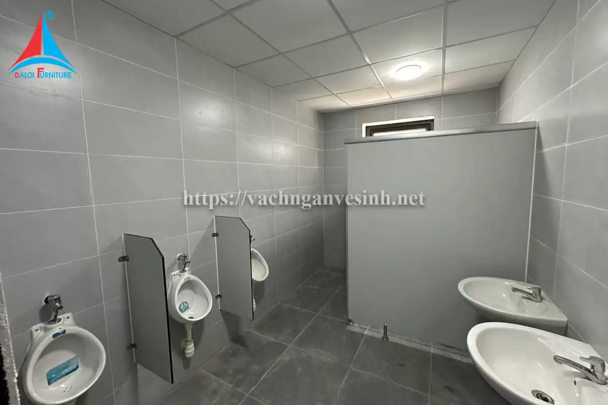 Đa Lợi thi công 100m2 vách ngăn vệ sinh tại trường quốc tế VIS