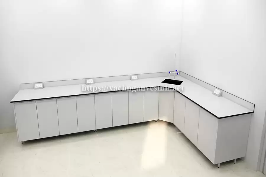 Phân biệt khả năng chịu hóa chất giữa các dòng tấm Compact