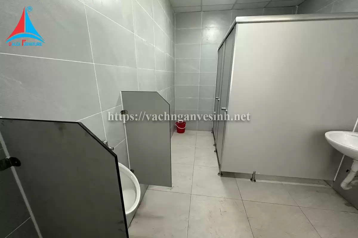 Đa Lợi thi công 100m2 vách ngăn vệ sinh tại trường quốc tế VIS