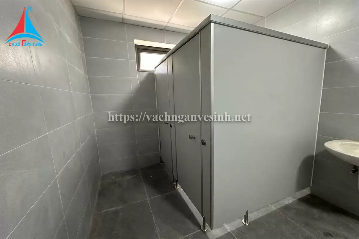 Đa Lợi thi công 100m2 vách ngăn vệ sinh tại trường quốc tế VIS