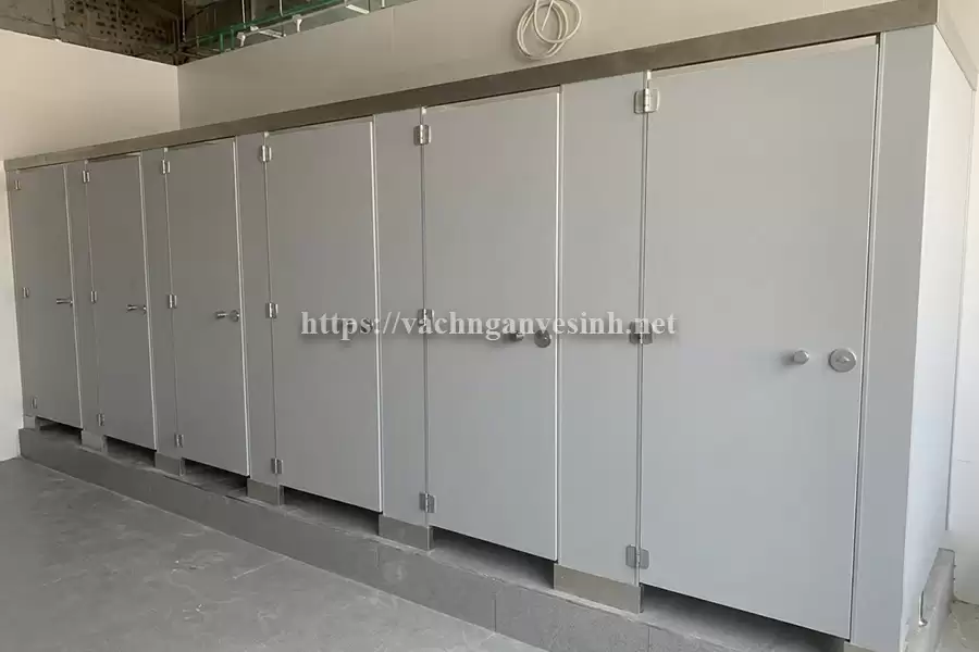 Có nên dùng tấm compact CDF làm vách ngăn vệ sinh không?