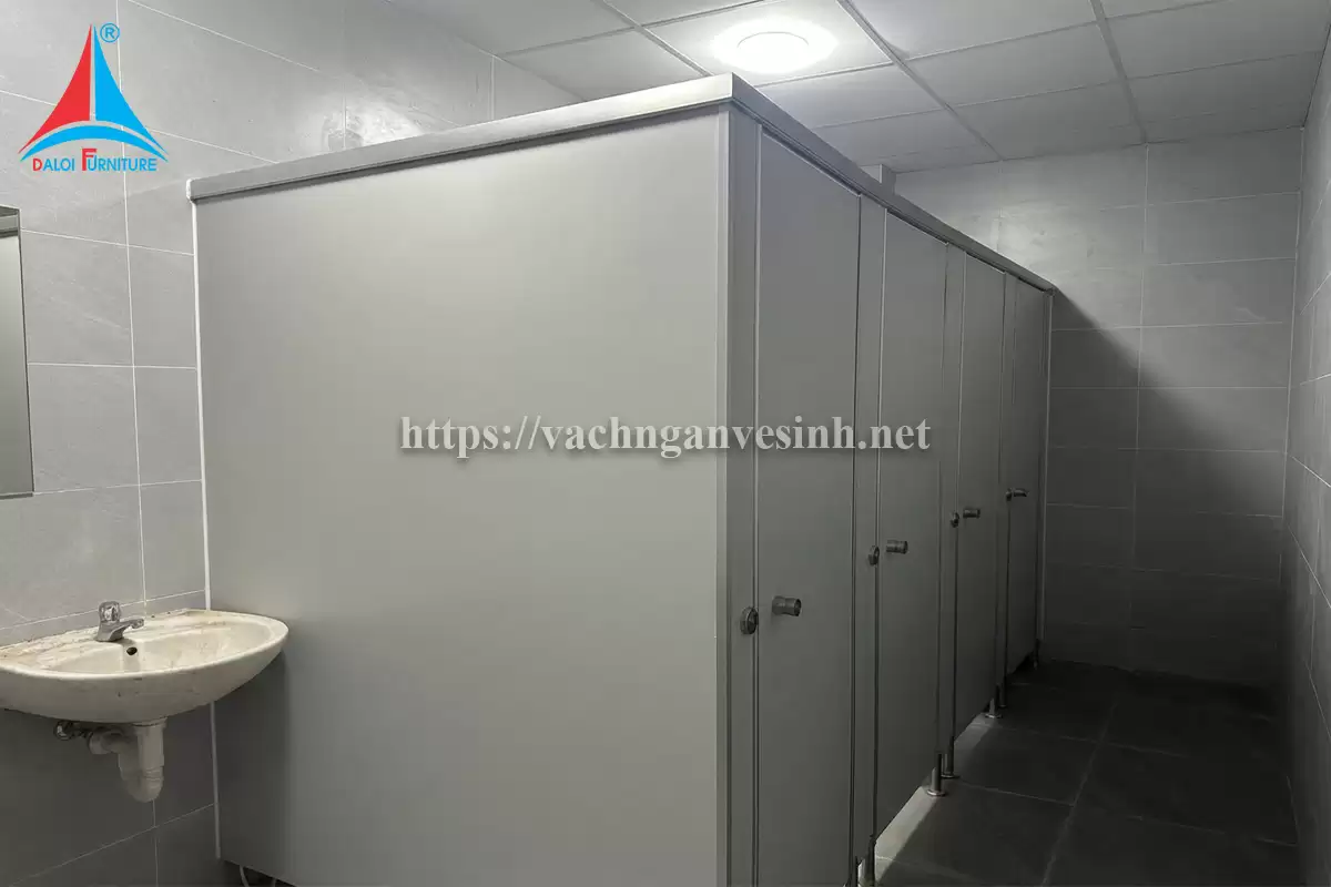 Đa Lợi thi công 100m2 vách ngăn vệ sinh tại trường quốc tế VIS