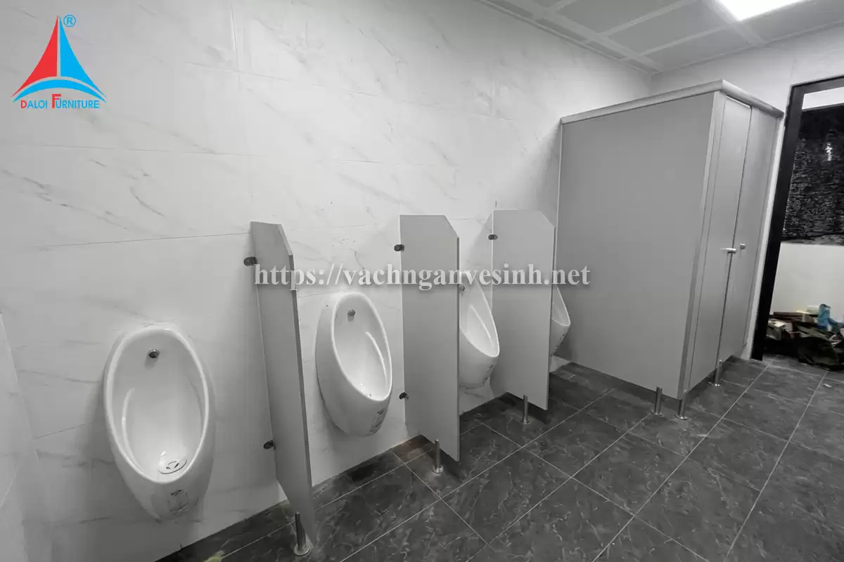 Đa Lợi thi công 100m2 vách ngăn vệ sinh trường trung học Lương Thế Vinh