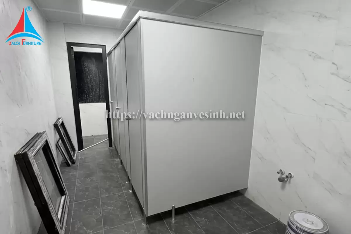Đa Lợi thi công 100m2 vách ngăn vệ sinh trường trung học Lương Thế Vinh