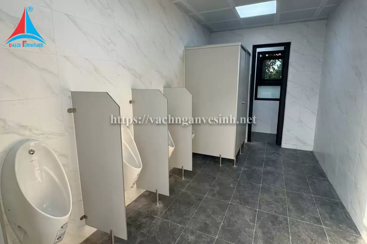 Đa Lợi thi công 100m2 vách ngăn vệ sinh trường trung học Lương Thế Vinh