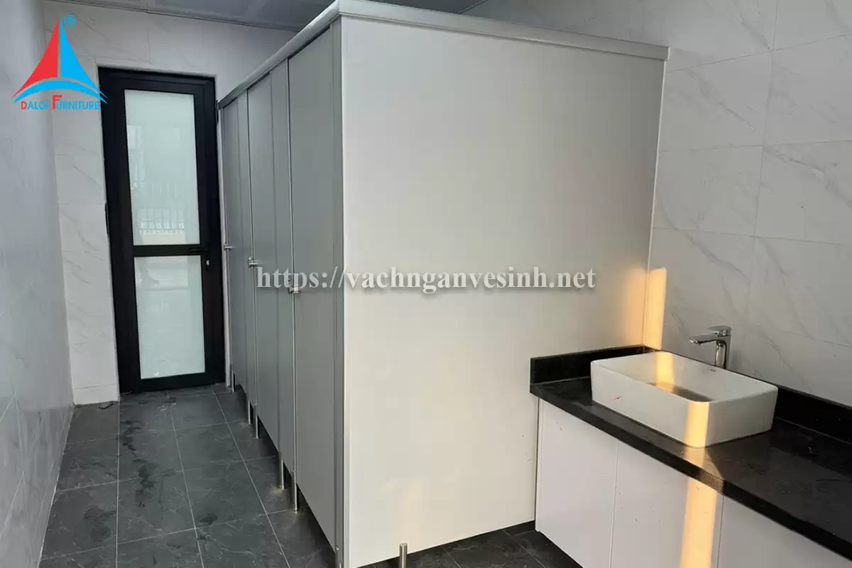 Đa Lợi thi công 100m2 vách ngăn vệ sinh trường trung học Lương Thế Vinh