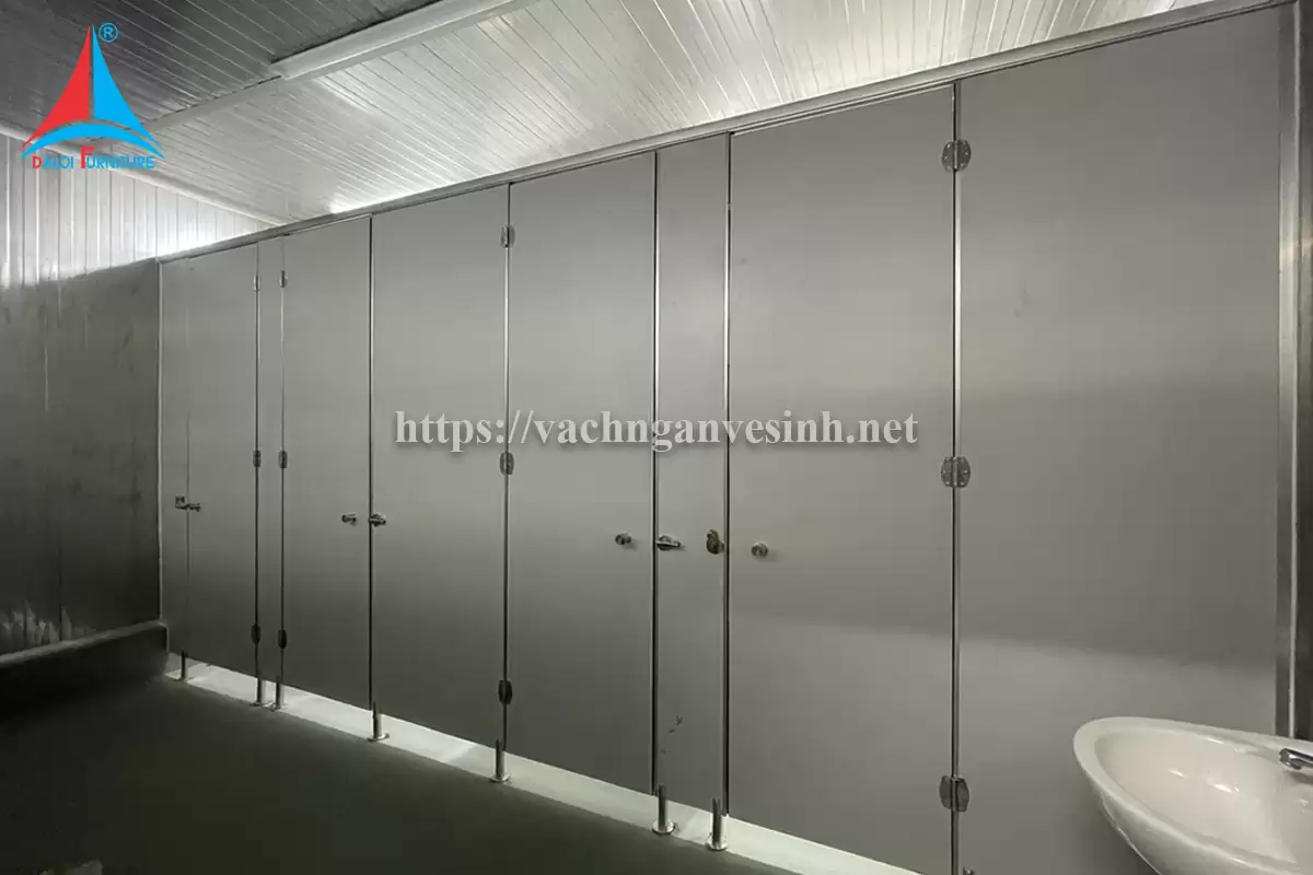 Đa Lợi thi công 250m2 vách ngăn vệ sinh compact tại KCN Phú Nghĩa