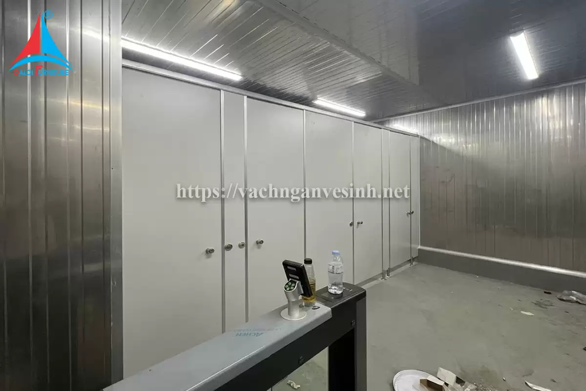 Đa Lợi thi công 250m2 vách ngăn vệ sinh compact tại KCN Phú Nghĩa