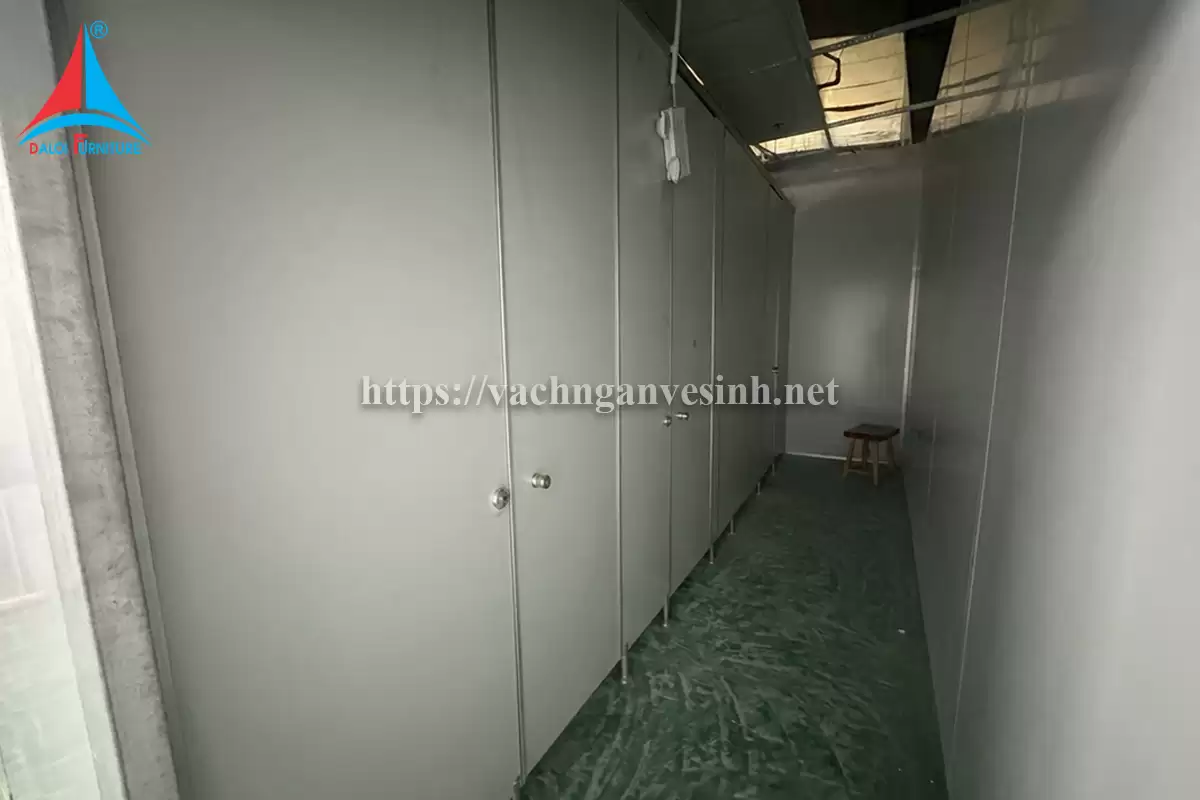 Đa Lợi thi công 250m2 vách ngăn vệ sinh compact tại KCN Phú Nghĩa