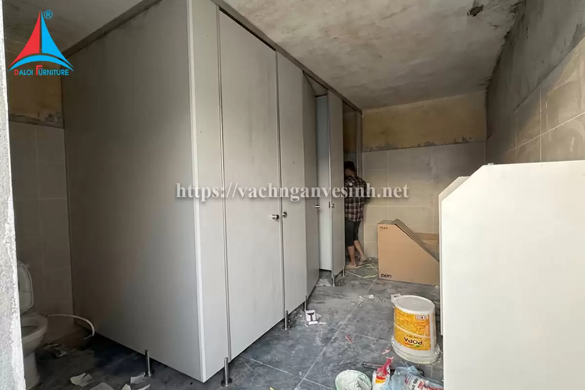 Đa Lợi thi công 250m2 vách ngăn vệ sinh compact tại KCN Phú Nghĩa
