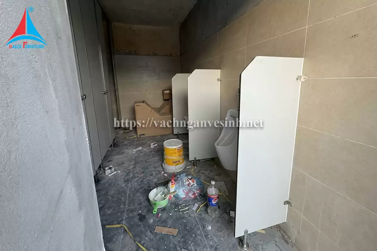 Đa Lợi thi công 250m2 vách ngăn vệ sinh compact tại KCN Phú Nghĩa